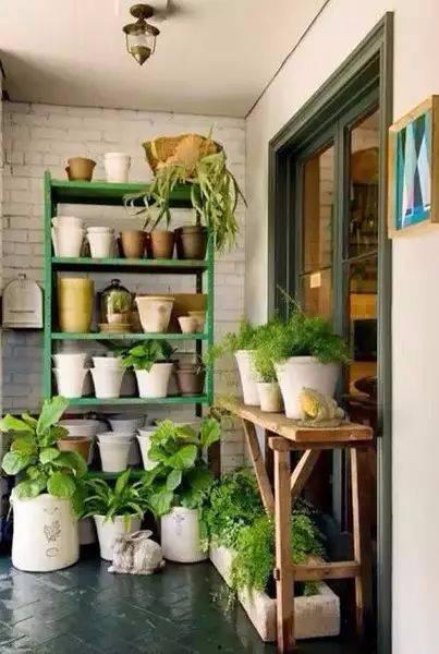 夫妻跑阳台吃瓜,共享夏日悠闲时光