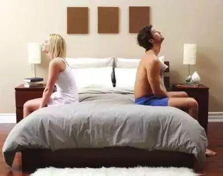 夫妻跑阳台吃瓜,共享夏日悠闲时光