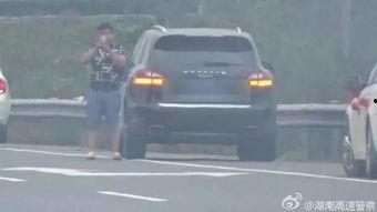 路上车辆吃瓜,街头车辆里的夏日风情