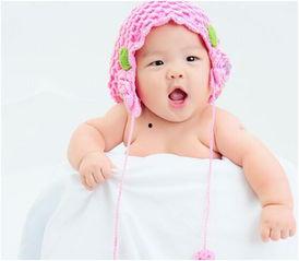 逗小孩吃瓜,瓜果飘香，欢乐满园