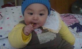 逗小孩吃瓜,瓜果飘香，欢乐满园