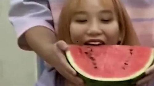 情侣间吃瓜,情侣间的甜蜜“吃瓜”瞬间