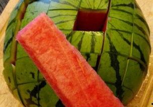 情侣间吃瓜,情侣间的甜蜜“吃瓜”瞬间