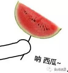 情侣间吃瓜,情侣间的甜蜜“吃瓜”瞬间