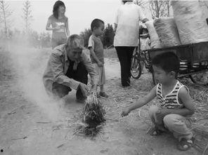青海回族老头吃瓜,瓜果飘香中的岁月静好