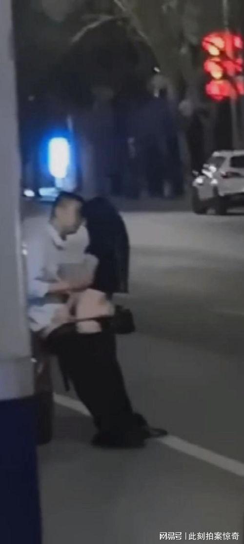 育才花园吃瓜,瓜香四溢，邻里共享欢乐时光