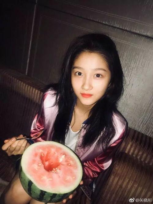 居家吃瓜拍照,定格生活美好瞬间