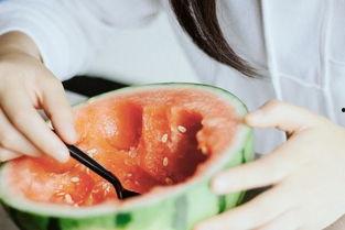 居家吃瓜拍照,定格生活美好瞬间