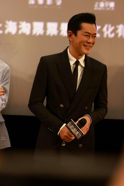 古天乐上街吃瓜,意外曝光娱乐圈幕后真相