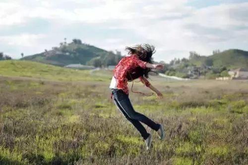 吃瓜拍照姿势室内,解锁夏日潮流新姿势