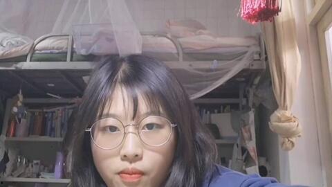 寝室眼镜女吃瓜