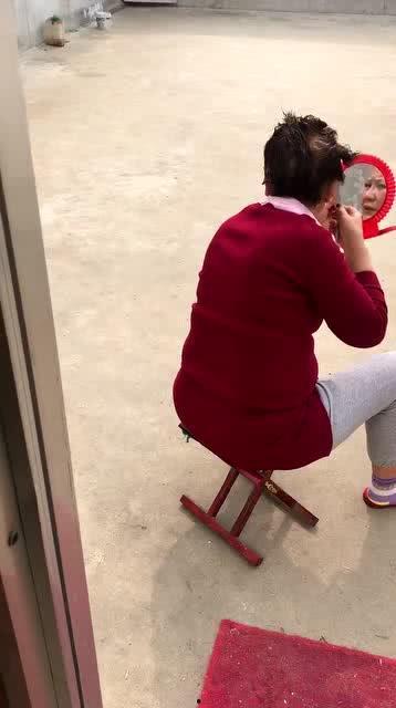 杨阿姨吃群众瓜,杨阿姨与群众瓜的温馨故事