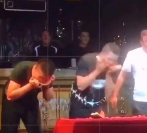 爆笑吃瓜场面,笑到肚子疼