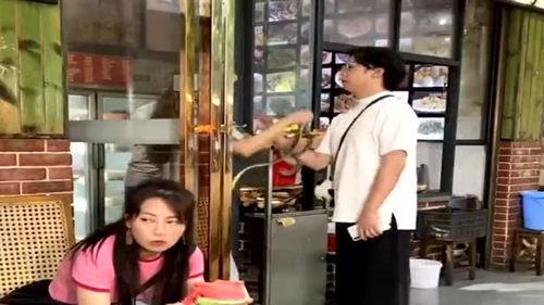 吃瓜碰到情侣吵架视频,吃瓜群众围观，场面一度尴尬