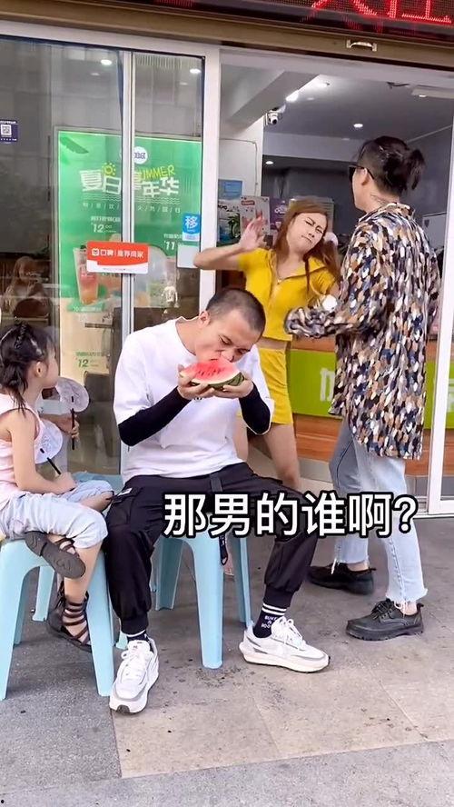 吃瓜碰到情侣吵架视频,吃瓜群众围观，场面一度尴尬